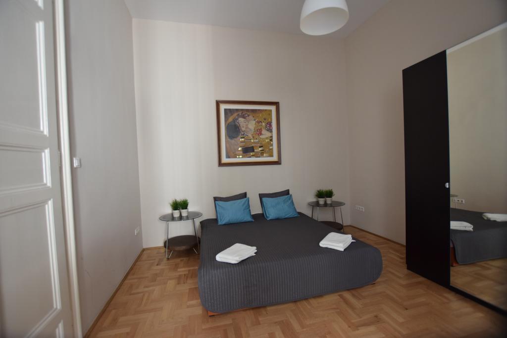Standard Apartment By Hi5 - Muzeum 5 Boedapest Buitenkant foto