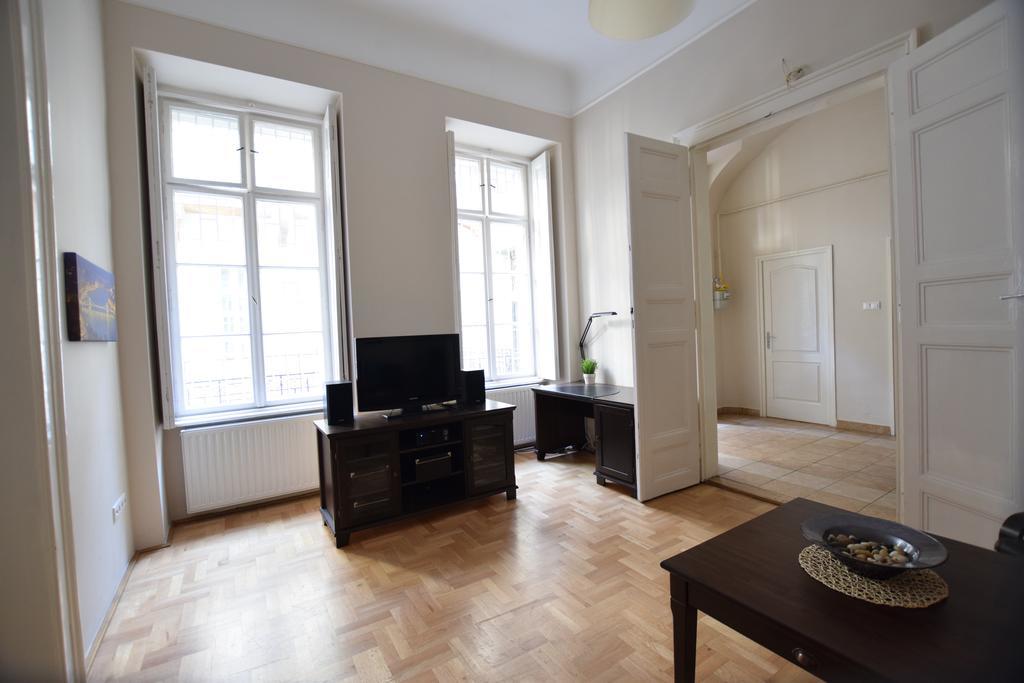 Standard Apartment By Hi5 - Muzeum 5 Boedapest Buitenkant foto